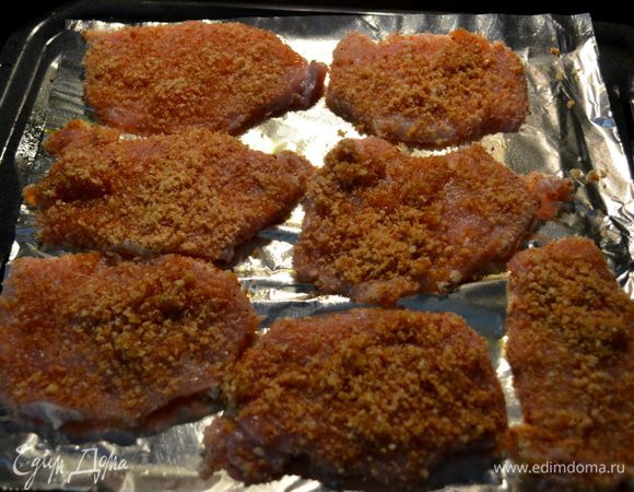 Все отбивные сложим на противень и готовим до готовности примерно около 20мин.Если ваши отбивные толще выпекайте дольше по времени.