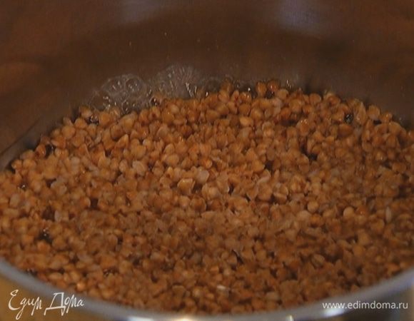 Гречку залить в два раза большим объемом воды и отварить до готовности.