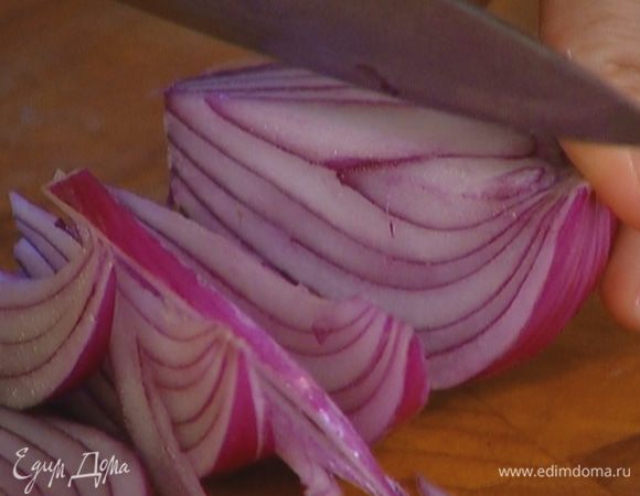 Лук почистить и разрезать вдоль на восемь долек.