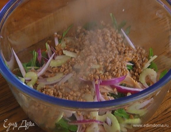 Руколу выложить в салатницу, добавить помидоры, куриное мясо, лук, сельдерей и гречку. 