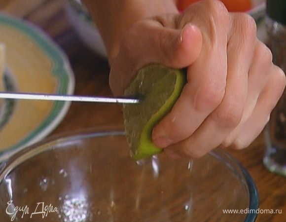 Из половинки лайма выжать сок.