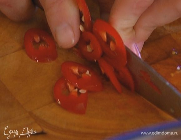 Перец чили нарезать тонкими кольцами вместе с семенами.