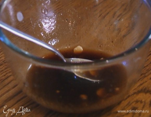 Приготовить заправку: соединить оливковое и кунжутное масло, соевый соус, 1 ст. ложку сока лайма и мед, добавить чеснок, чили и свежемолотый перец,  все перемешать. 