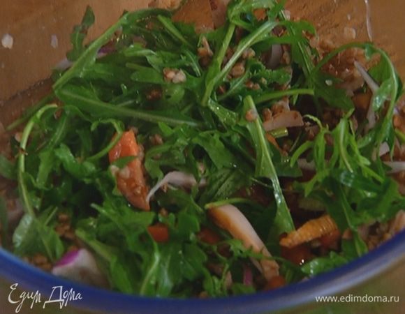 Полить салат заправкой и перемешать.
