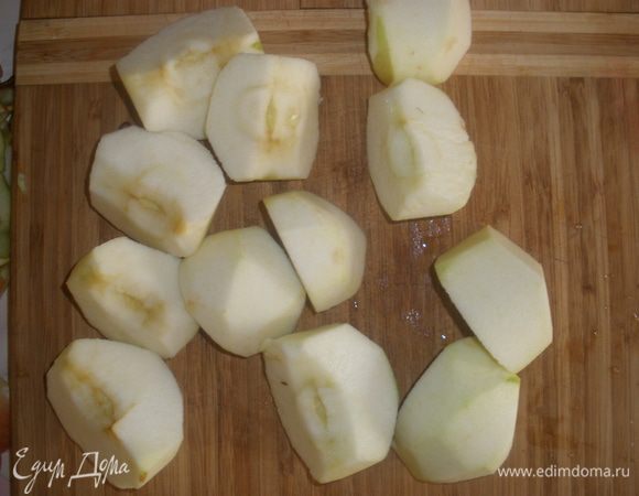 Яблоки помыть, почистить, удалить серцевинку и нарезать на небольшие кусочки. 