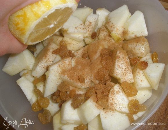 Готовим начинку: яблоки сбрызгиваем лимонным соком, добавляем корицу, ром, изюм и присыпаем 1 ст ложкой сахара. Все перемешиваем. 