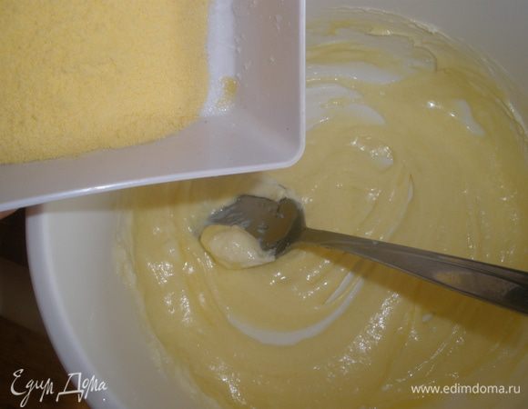 Вводим паленту и молоко. Все взбиваем как следует. 