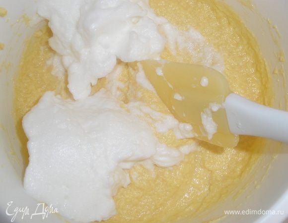 Белки взбить в крепкую пену, ввести в основную массуи очень аккуратно перемешать. 