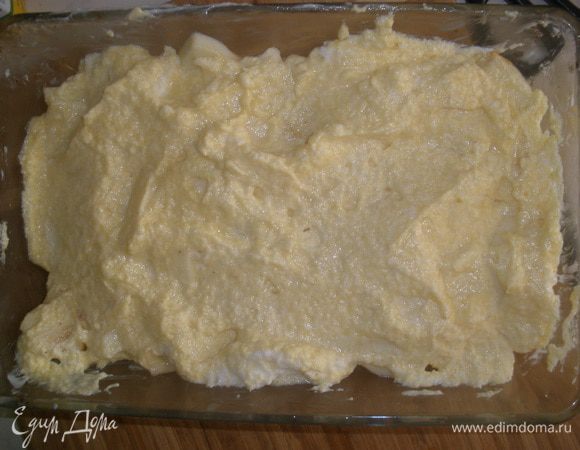 Стеклянную форму смазать маслом, выложить в нее яблочную начинку. На нее вылить тесто и разровнять. Выпекать 40 минут притемпературе 180 градусов. 