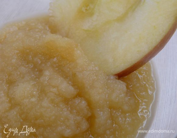 Яблоки очистите, измельчите в блендере до пюре. Добавляйте небольшими порциями воду (воду прекращать добавлять тогда, когда яблочное пюре будет однородной гладкой консистенции). Потом добавьте сахар и корицу. Затем прогрейте в кастрюльке, не доводя до кипения. 