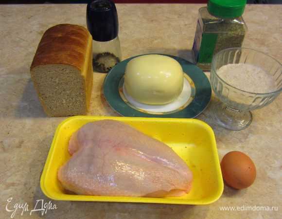 Если вы не будете сильно измельчать крошки, то корочка получится очень интересной, неодрородной и хрустящей. Обязательно досаливайте яйцо. В этом случае вкус будет более сбалансирован.