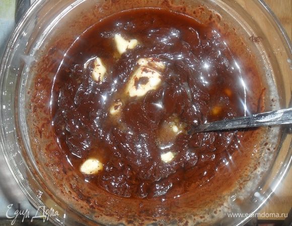 Сливки на медленном огне довести почти до кипения и влить в серединку шоколада, размешивая вилкой. Добиваемся однородной массы,немного остужаем, вливаем коньяк,добавляем сливочное масло и еще раз перемешиваем. Закрываем миску пленкой и отправляем на ночь в холодильник.
