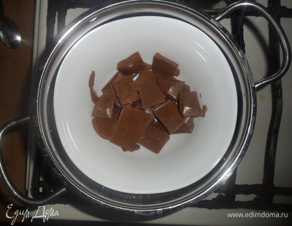 На водяной бане растапливаем молочный шоколад, остужаем. Достаем трюфели из холодильника, по очереди опускаем их сначала в растопленный шоколад,затем обваливаем в какао. Хранить в холодильнике.