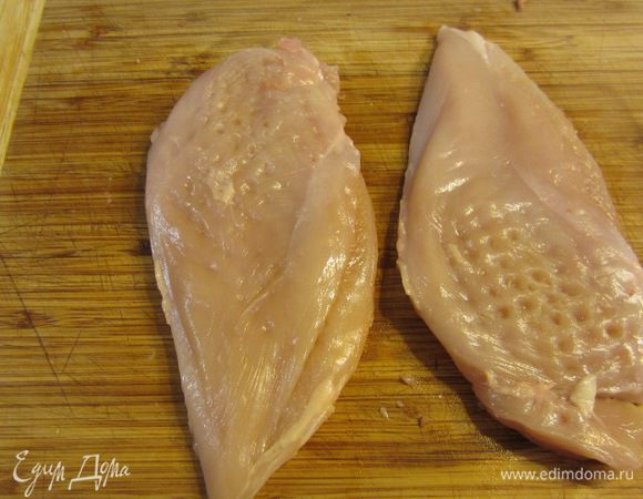 Отбейте мясо грудок так, чтобы выровнять толщину - около 1 сантиметра. Так курица прожарится более равномерно.