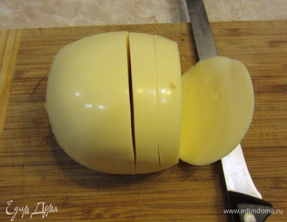 Отрежьте моцареллу толстыми ломтями толщиной около сантиметра. Сделайте из ломтей куски, которые хорошо поместятся внутрь грудок.