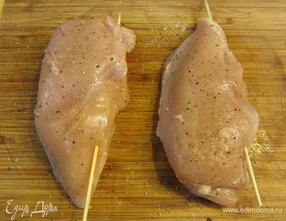 Заколите место стыка деревянной шпажкой.