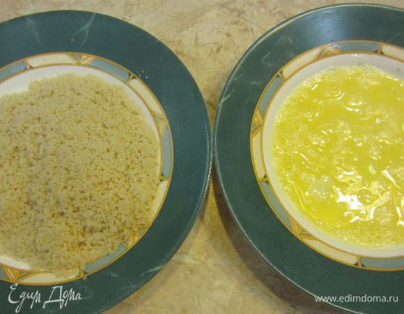 Перемелите хлеб без корки в блендере. Не старайтесь сделать крошки очень маленькими. Разбейте яйцо в тарелку и долейте столовую ложку воды. Посолите яйцо и взбейте вилкой.