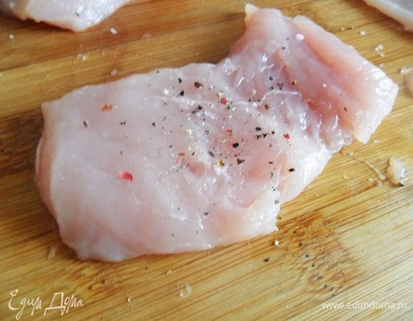Слегка посолить и поперчить филе с двух сторон,сложить курицу в миску и залить соевым соусом,смешанным с оливковым маслом.