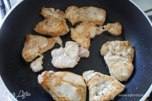 На раскаленную сковороду выложить курицу и обжарить до золотистой корочки с двух сторон в течение 10 мин.