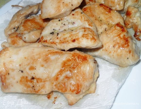 Выложить курицу на салфетку,чтобы стекло лишнее масло.