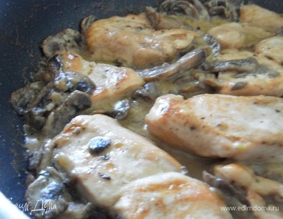 Когда соус закипит,выложить в него куриное филе и дать потушиться около 20 мин. Готово)


Я подавала куриное филе с отварными спагетти, думаю,также вкусно будет с печеным картофелем или пюре) Экспериментируйте, не бойтесь, можно обойтись одной сметаной без сливок, можно наоборот, вливать только сливки, можно добавить натертый сыр или ломтики моцареллы. Я взяла золотую середину.