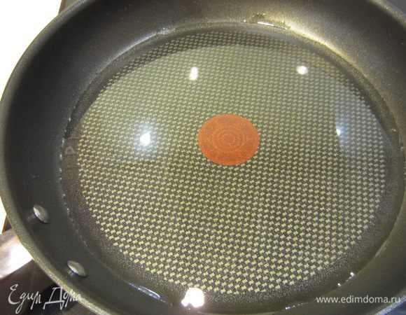 Разогрейте на среднем огне довольно приличное количество рафинированного растительного масла - у меня около пол сантиметра.