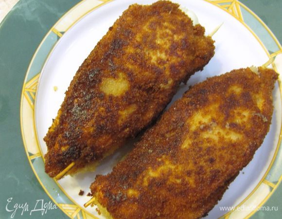 Выложите грудки на пергамент, чтобы удалить лишнее масло. Грудки должны еще в течение 10 минут дойти до кондиции в теплом месте.