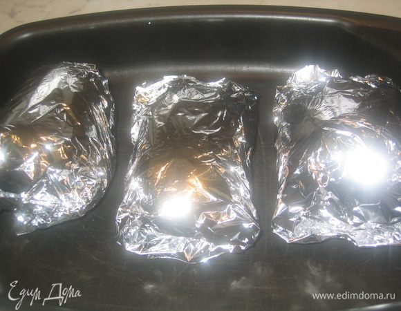 Каждую картофелину завернуть в фольгу (снизу сделать несколько слоев), поставить в духовой шкаф, запекать 1,5 часа (у меня был очень крупный картофель) при температуре 250 градусов