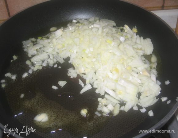 Пока печется картофель следует приготовить грибы. Для этого мелко нарезать лук и пассировать его на смеси двух видов масла (топленое сливочное и оливковое) с добавлением сахара (для карамелизации лука)