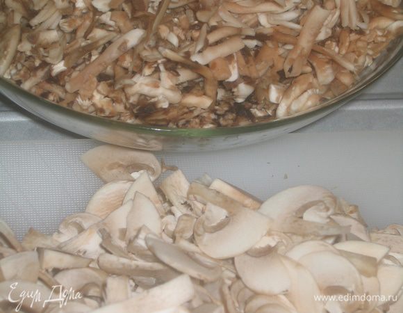Мелкие грибы нарезать тонкими ломтиками, крупные грибы натереть на крупной терке и добавить их к луку. Тушить под крышкой 20 минут
