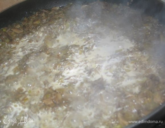 Добавить в грибы соль, перец и сливки и продолжить тушить еще минут 10. Грибы готовы.