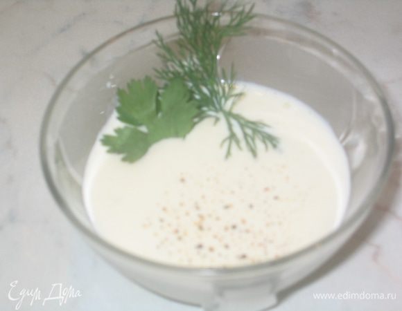 Добавить натертый сыр и плавленный сыр в горячие сливки, посолить, поперчить и хорошенько взбить (вручную), чтобы сыр полностью расплавился. Соус должен получиться тягучим (густоту можно регулировать добавлением сыра). Когда соус немного постоит, то станет еще гуще (тогда надо его подогреть в MV)