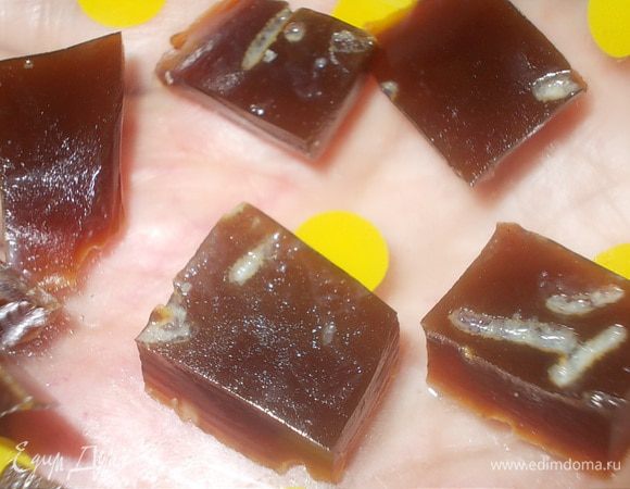 нарезать застывший желатин на квадратики