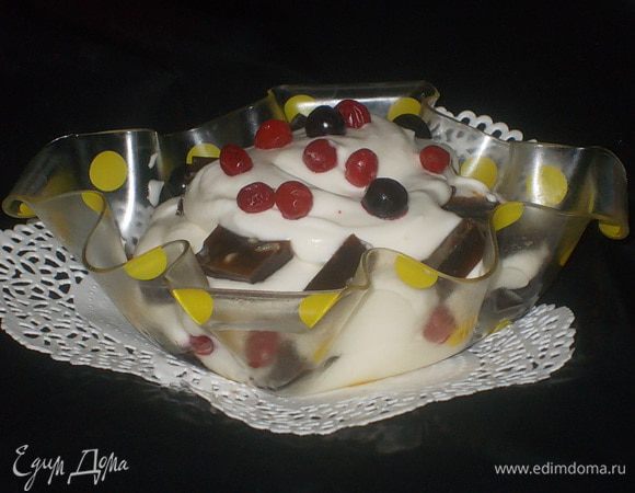 украсить сверху ягодами клюквы и черники