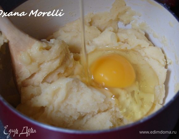 Снять с огня, немного остудить и ввести по одному 4 яйца, каждое тщательно вмешивая в тесто. 