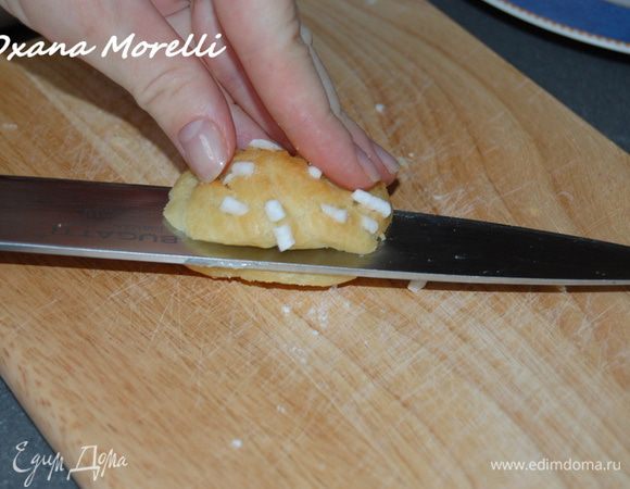 Верхнюю половину "туловища" срезать острым ножом. 