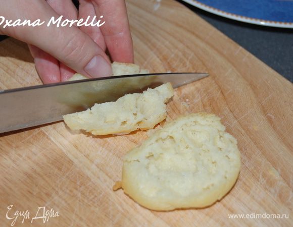 Разрезать верхнюю половину на две равные части. Это будут "крылья".