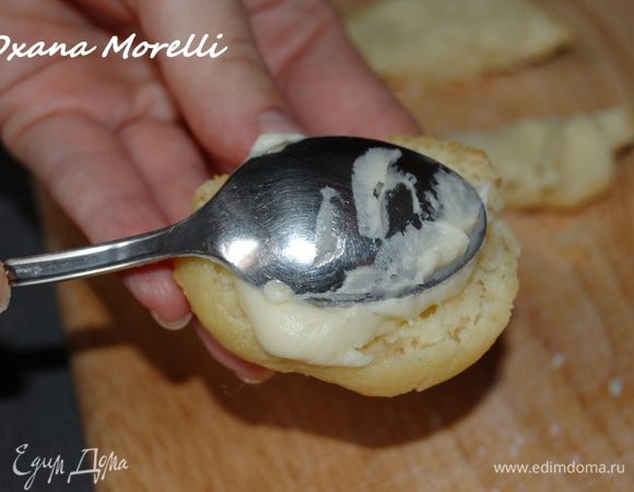 Нижнюю половину наполнить кремом из белого шоколада.