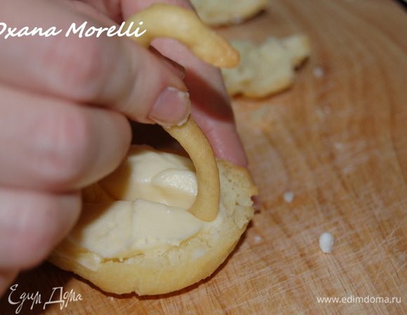 Установить "шею" лебедя. 