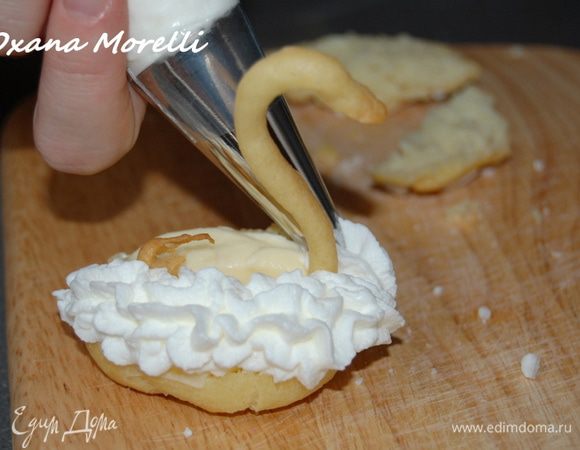 По краям основания с помощью кондитерского мешка с зубчатой насадкой отсадить "пачку" из взбитых сливок. 