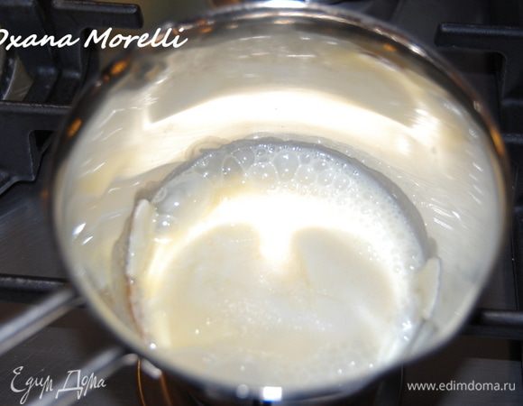 Для приготовления крема белый шоколад поломать на кусочки, положить в кастрюльку, добавить молоко и растопить на маленьком огне, постоянно помешивая.