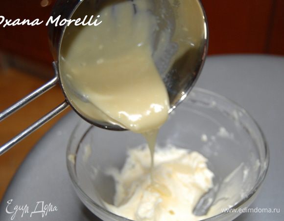 Сливочное масло взбить с сахарной пудрой до светлой пышной массы. Добавить апельсиновый ликер и постепенно влить растопленный белый шоколад. Готовый крем охладить(я поставила в морозилку на 15 минут).
 