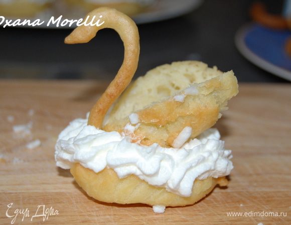 Готовых "лебедей" присыпать немного сахарной пудрой.