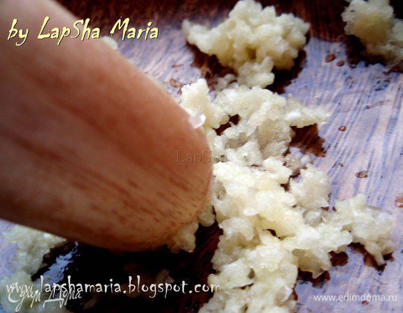 Лучше всего использовать деревянную ступку. У меня её к сожалению нет, поэтому я взяла деревянную тарелочку (моя любимая) и скалку =)) У скалки очень удобные рукоятки, идеально подходящие в качестве пестика. Можно сделать и в каменной ступке. Три зубчика чеснока раздавливаем и вмешиваем в ступке до состояния пюре. 