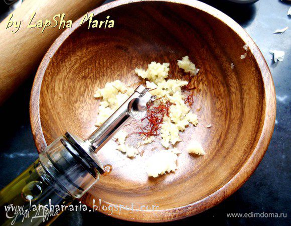 Тонкой струйкой, постепенно вливаем масло и толчем чесночную кашицу. 