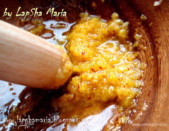 Соус нужно разминать примерно 3-4 минуты до однородного состояния.