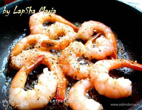 Креветки помоем, хорошо просушим бумажным полотенцем. На сковороде разогреем немного оливкового масла, выложим креветки, посолим их и добавим базилик. Через 3-4 минуты перевернем и обжарим ещё 2-3 минуты. 