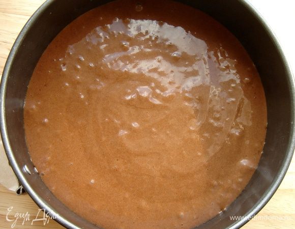 Для шоколадного коржа смешать отдельно сухие и мокрые ингредиенты.Соединить их и вылить тесто на песочное.Выпекать при t 180*С 20-25 минут.Охладить корж в форме,затем провести шпателем по краям формы,отделяя корж от стенок.Выстелить бока формы пергаментом,плёнкой или кондитерской лентой.