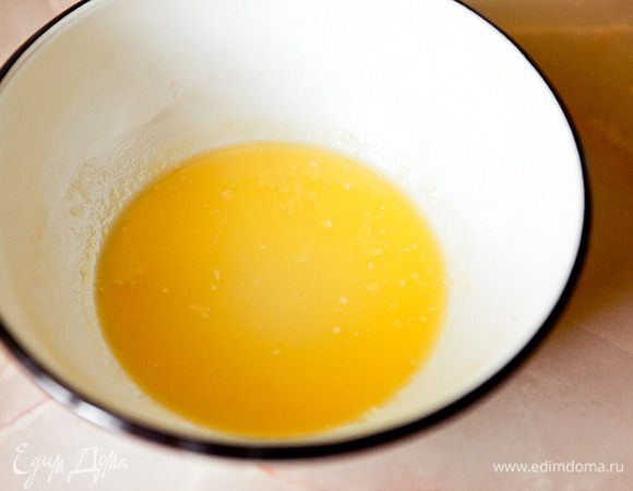 Растопить сливочное масло.
Охладить до комнатной температуры.