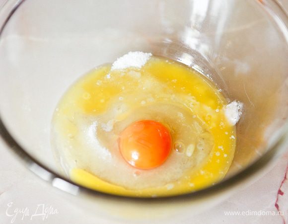 Банановое пюре, сливочное масло, яйцо, сахар смешать в миске.